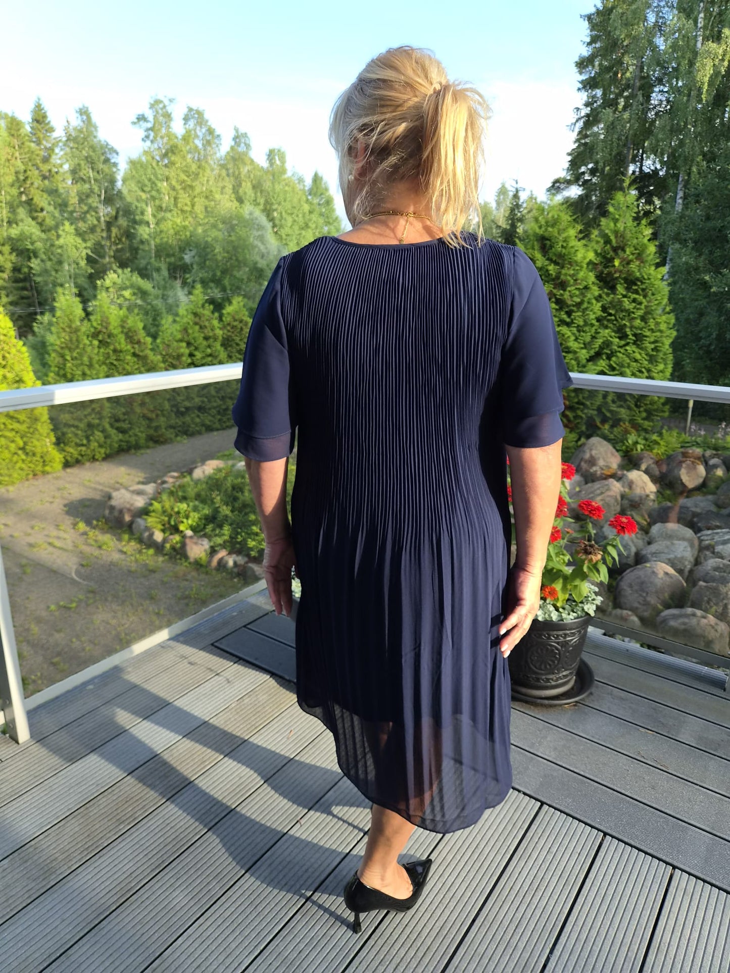 Pliseerattu mekko perhoshihoilla Candra Navy