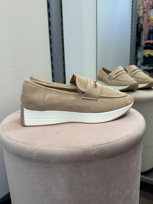 Keinomokkaiset loaferit