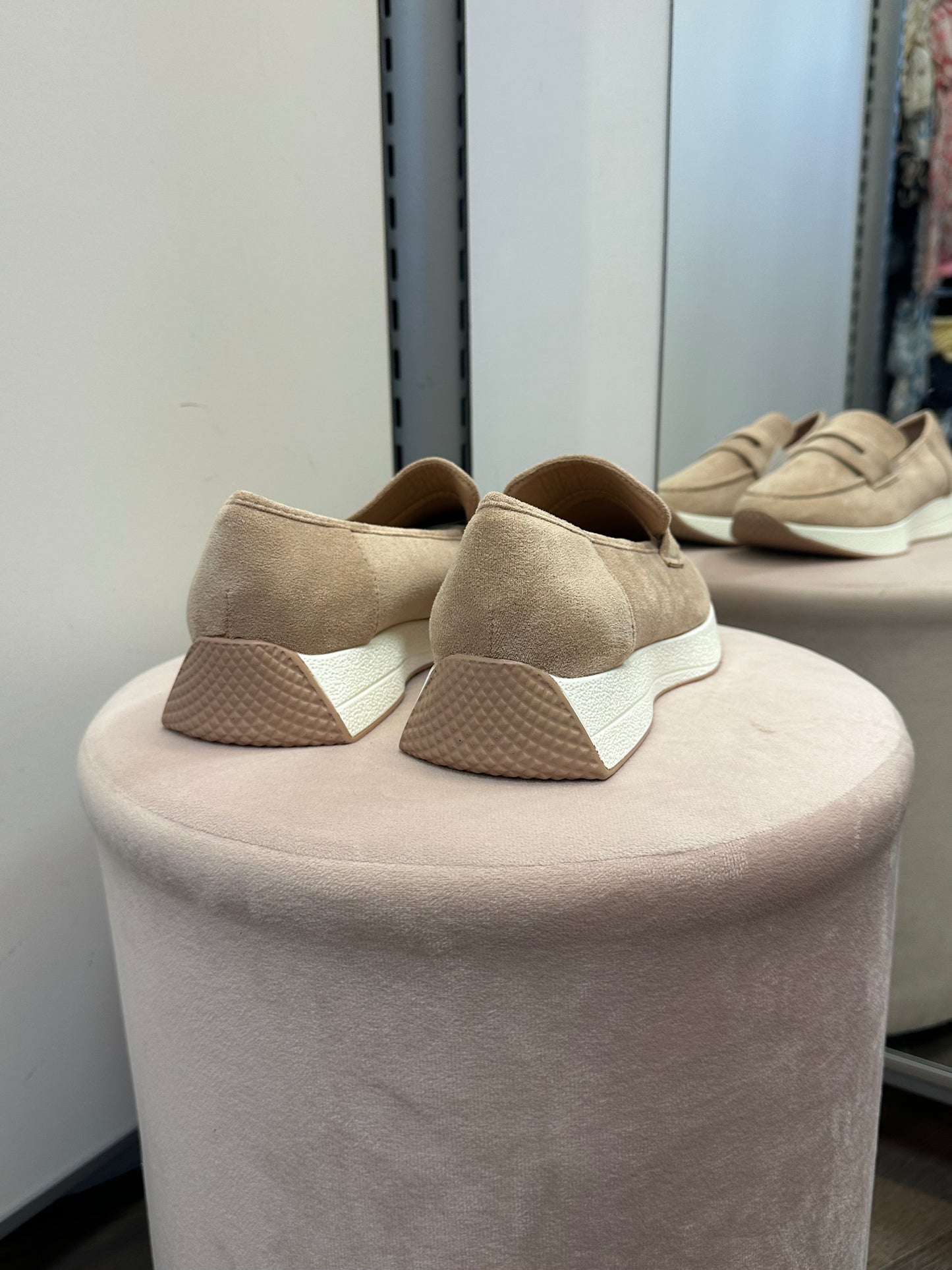 Keinomokkaiset loaferit