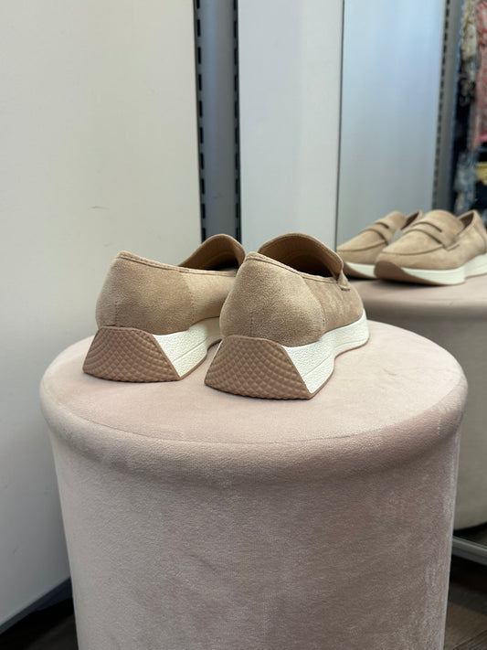 Keinomokkaiset loaferit