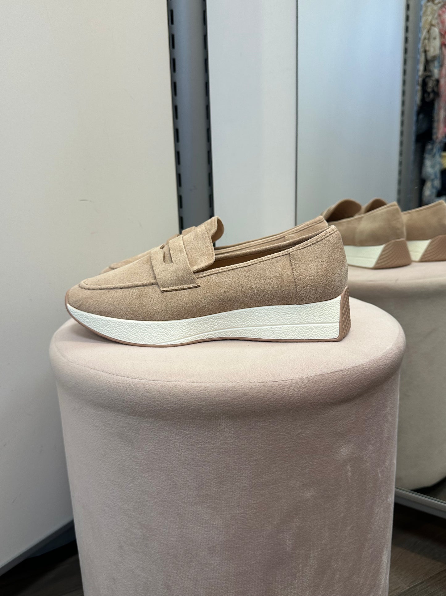 Keinomokkaiset loaferit