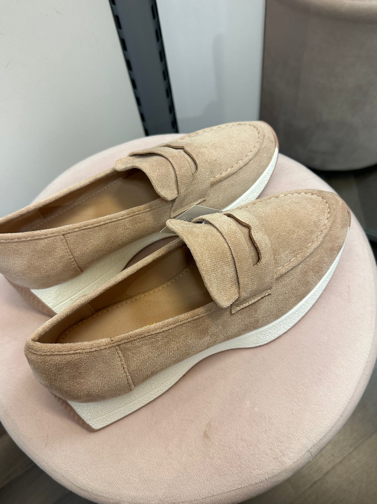 Keinomokkaiset loaferit