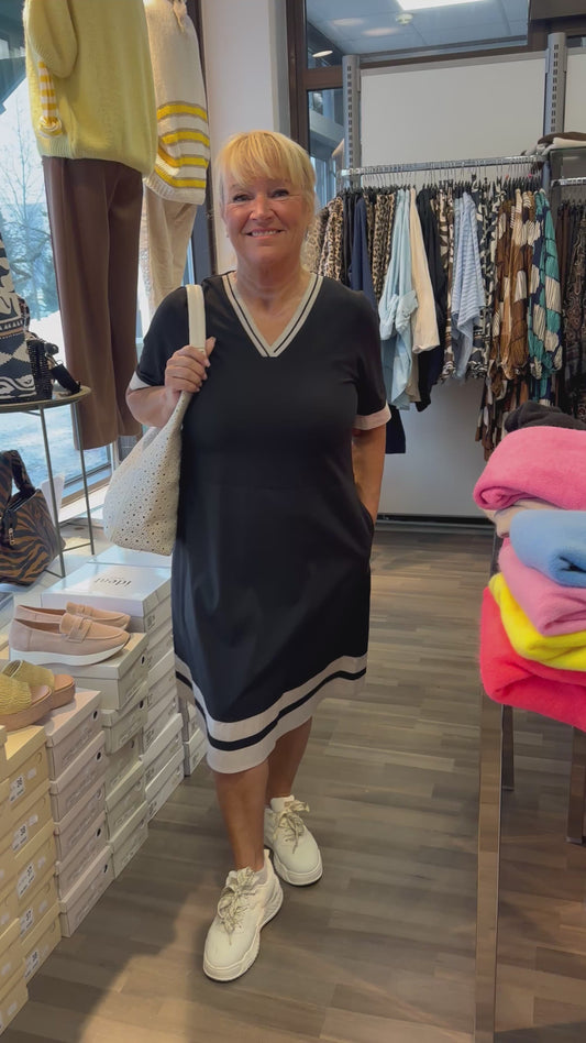 Puuvillamekko trikoisella yläosalla musta