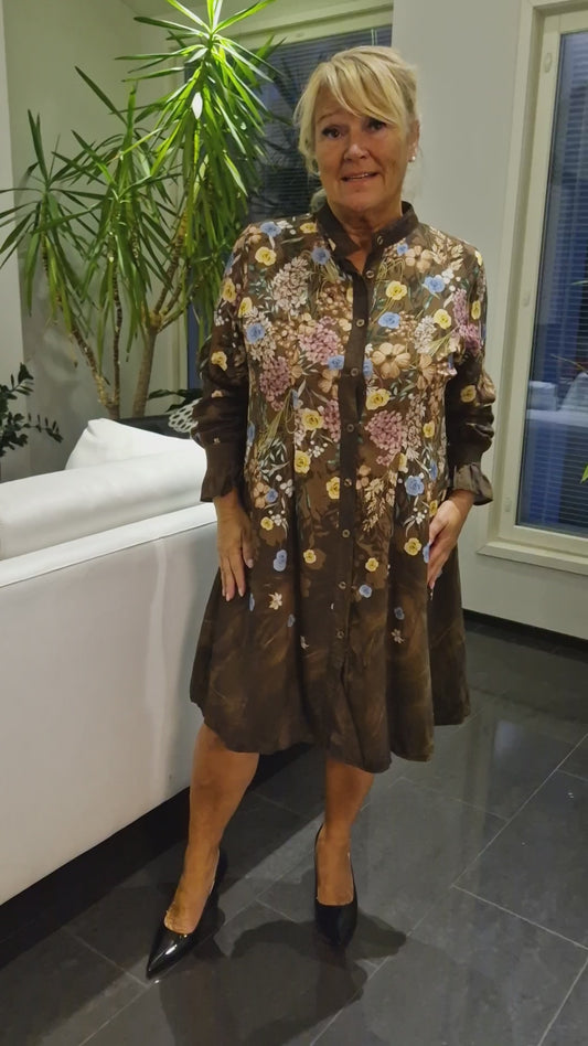 Kukkainen mekko  ruskea pohjaväri