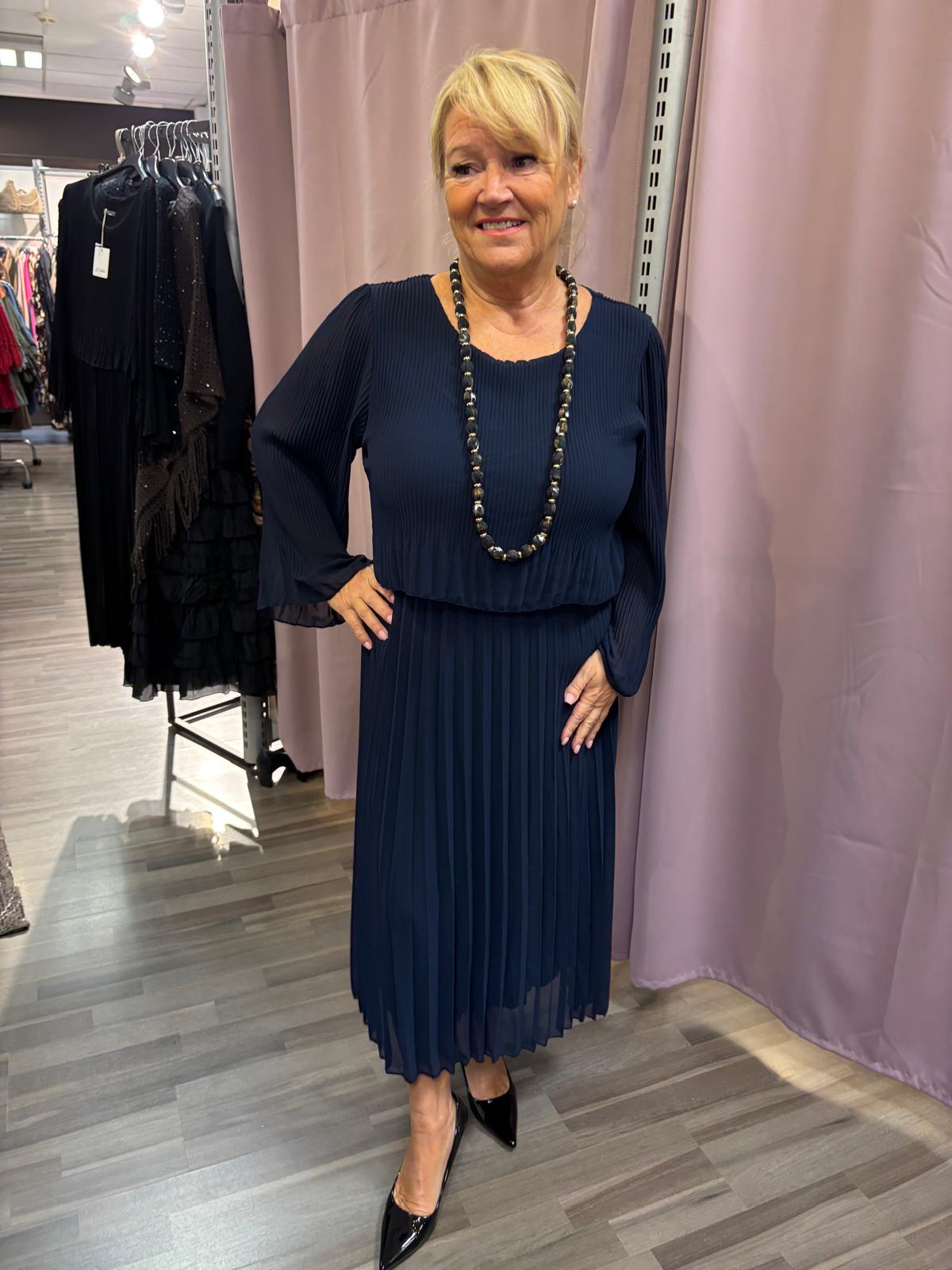 Midimittainen pliseemekko tumma sininen