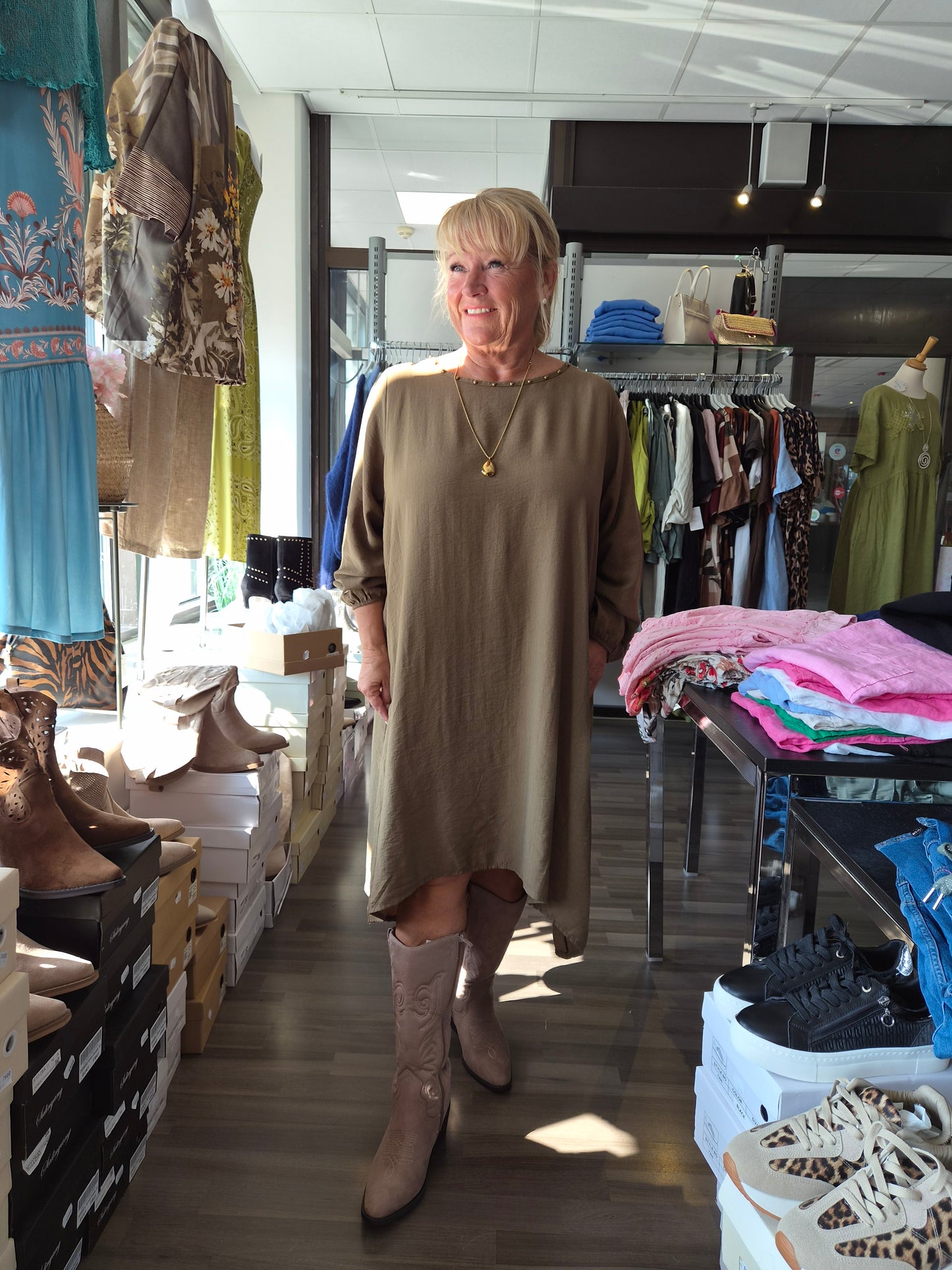 Viskoosi mekko  niittikoristeilla  khaki