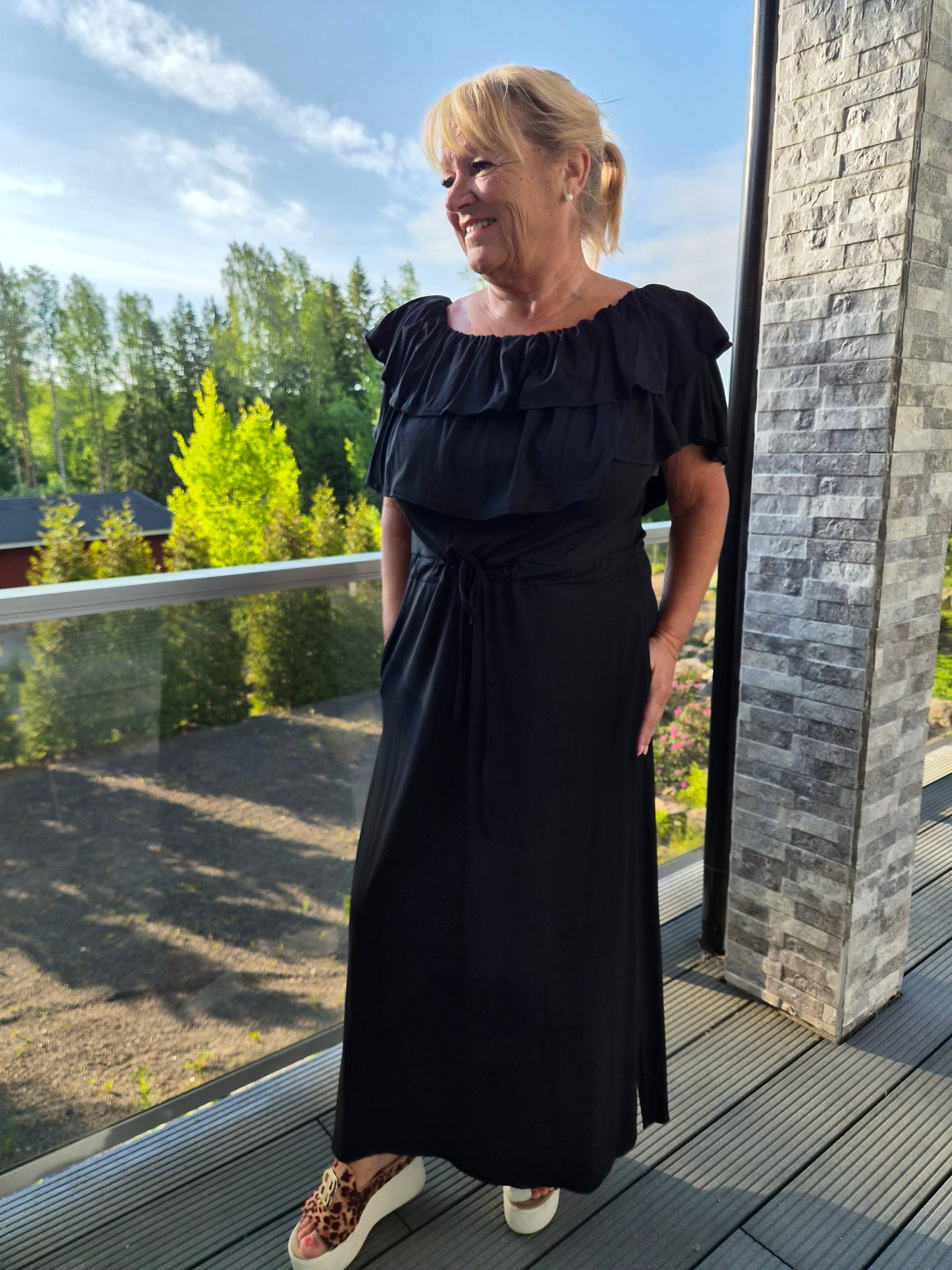 Röyhelökaulusmekko  musta