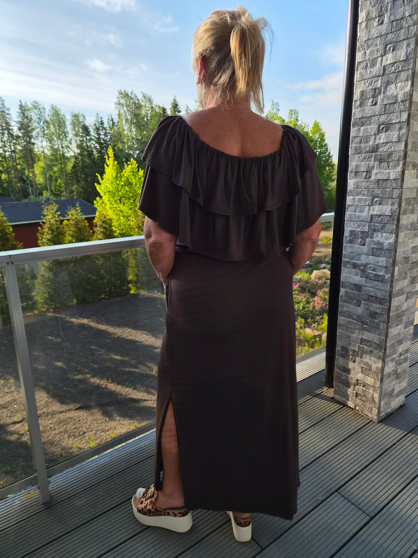 Röyhelökaulusmekko  ruskea