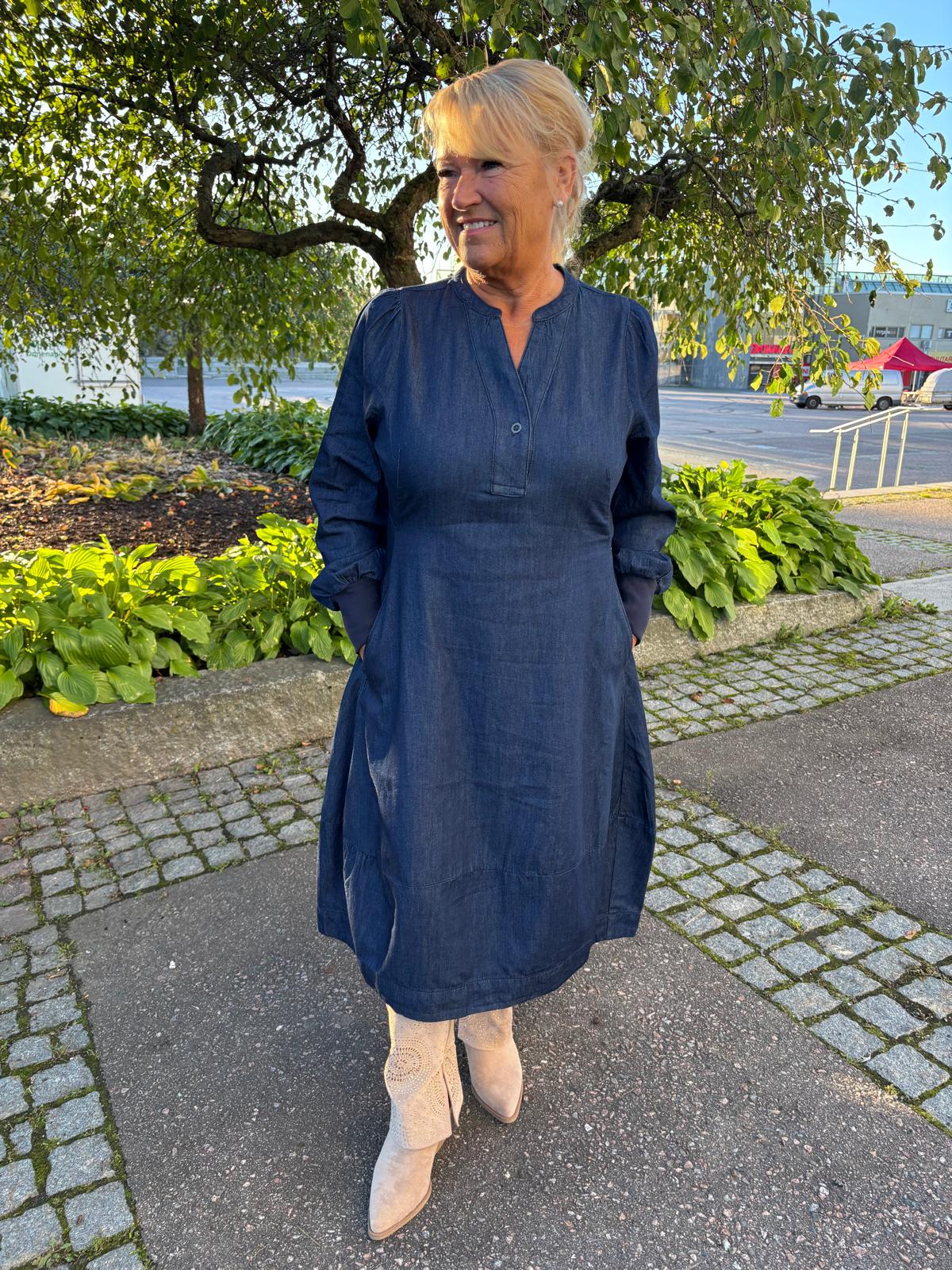 Midimittainen farkkumekko tumma sininen