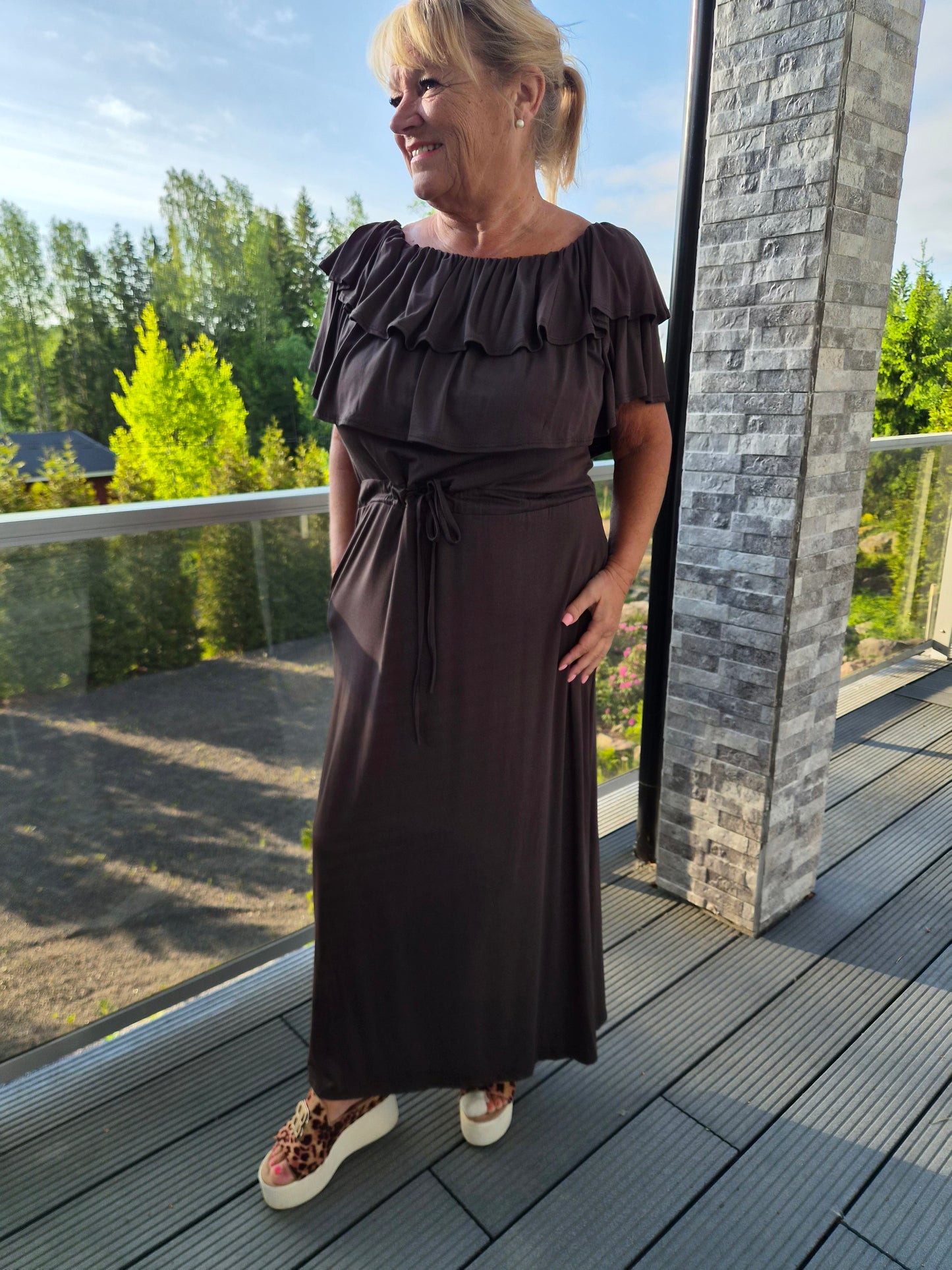 Röyhelökaulusmekko  ruskea