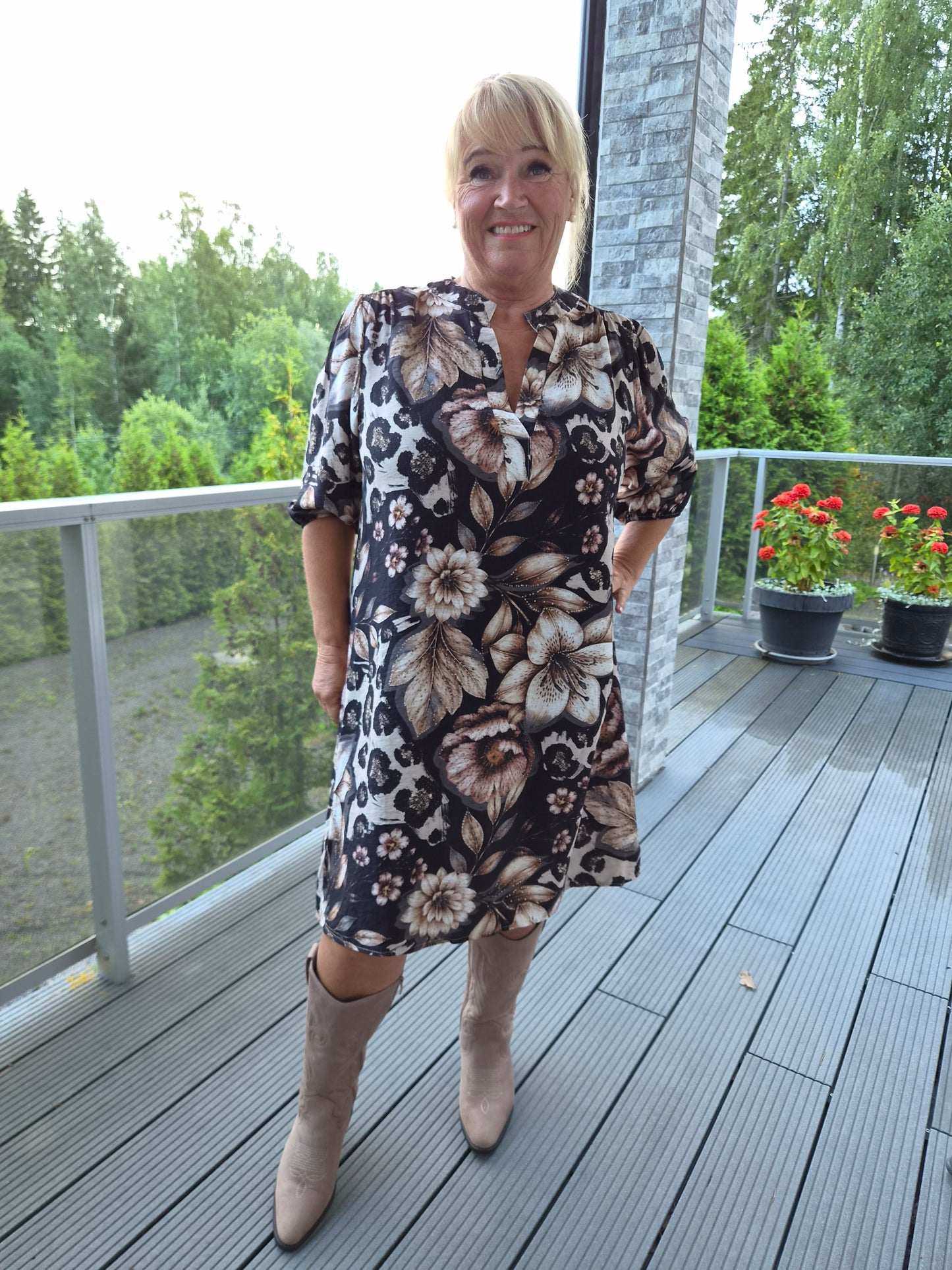 Kuviollinen viskoosimekko nero