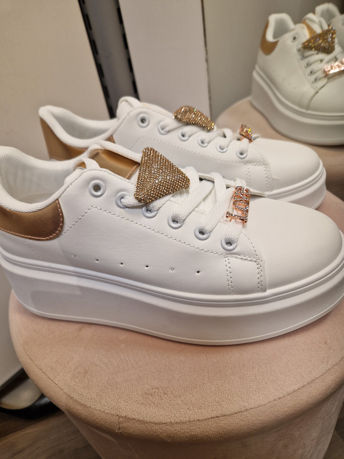 Platform tennarit valkoinen/kultasomisteilla