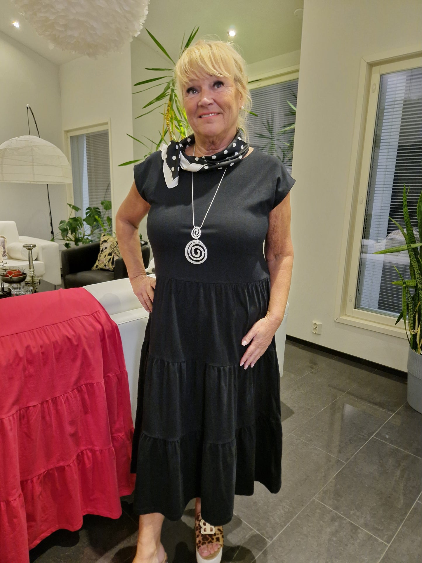 JOY Puuvillamekko  musta