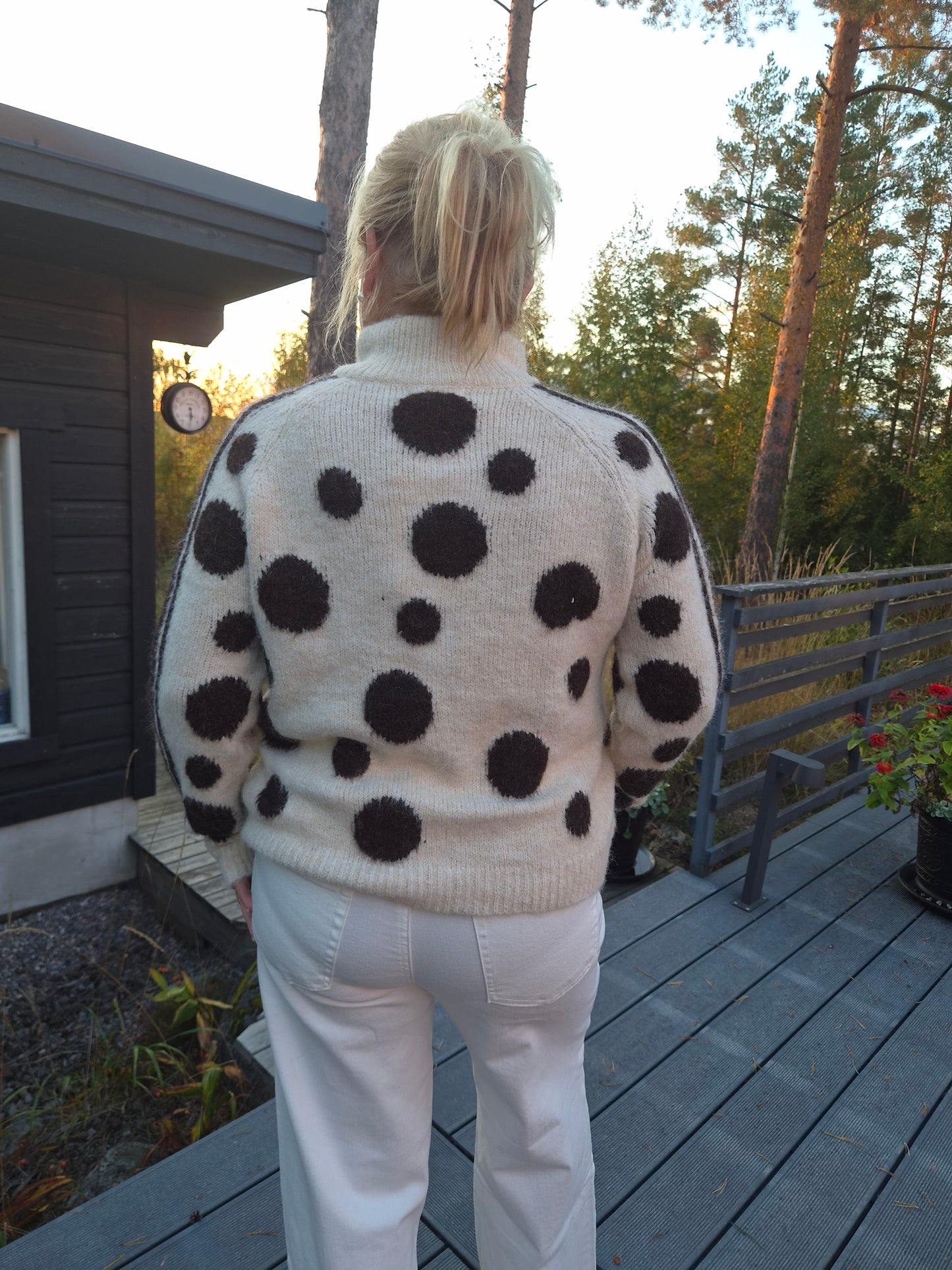 Pallollinen neulejakku  (4 väriä)