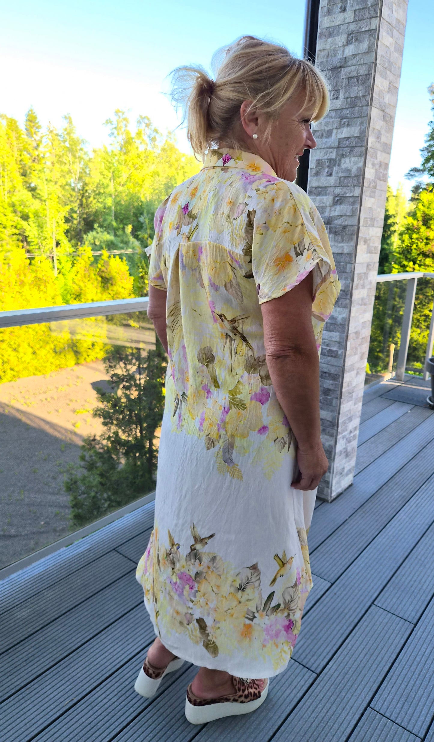 Kauluksellinen mekko keltainen