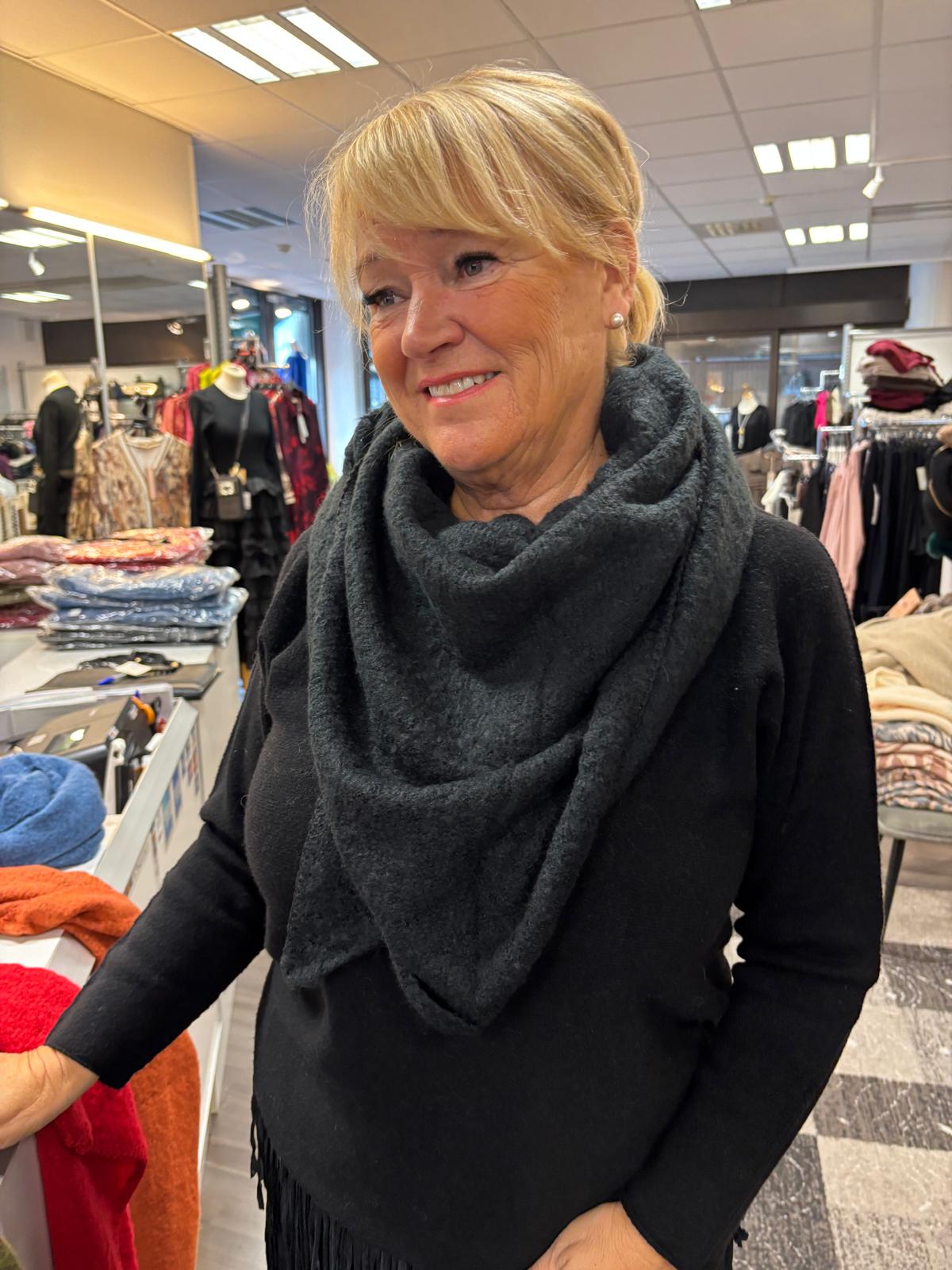 Reilu kolmiohuivi musta