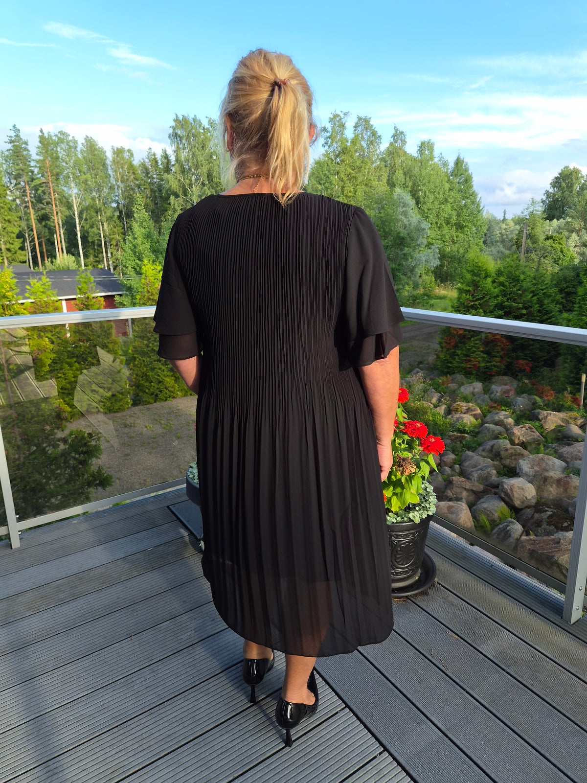 Pliseerattu mekko perhoshihoilla Candra Black