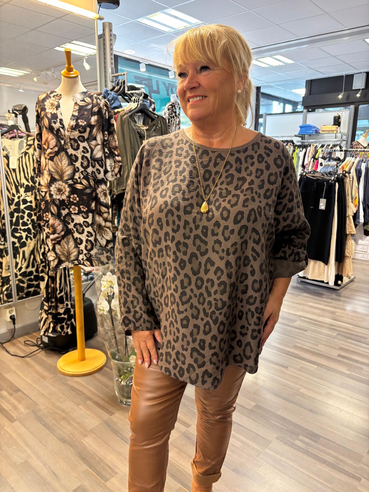 Plussize viskoosipusero