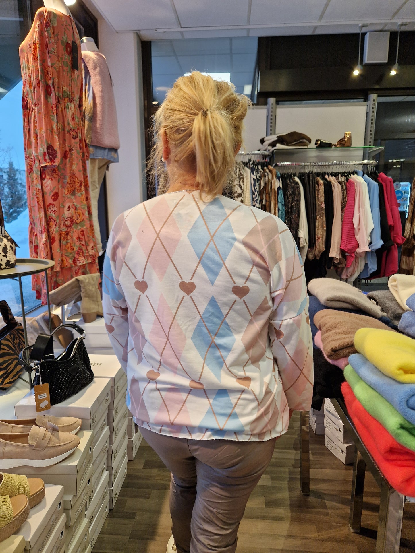 Keväinen ruutupusero siniroosa