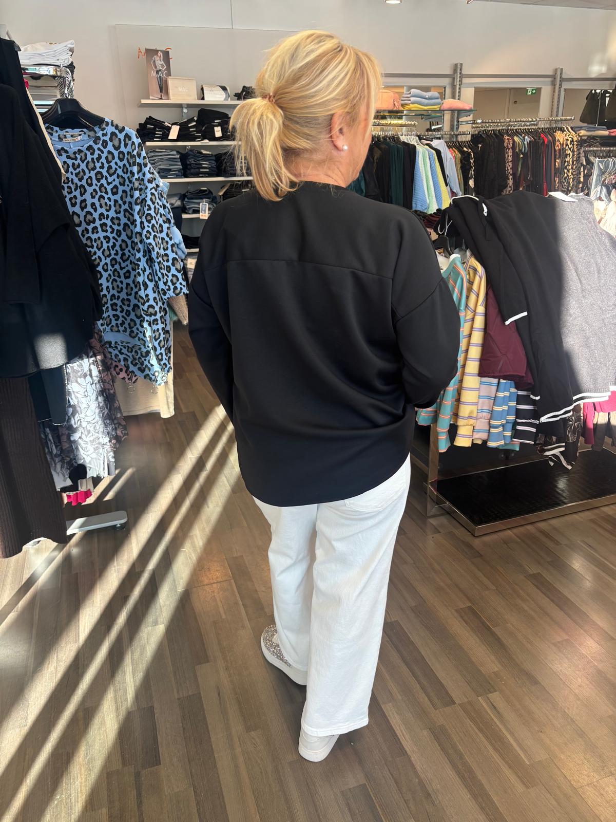 Kevyt college pusero musta