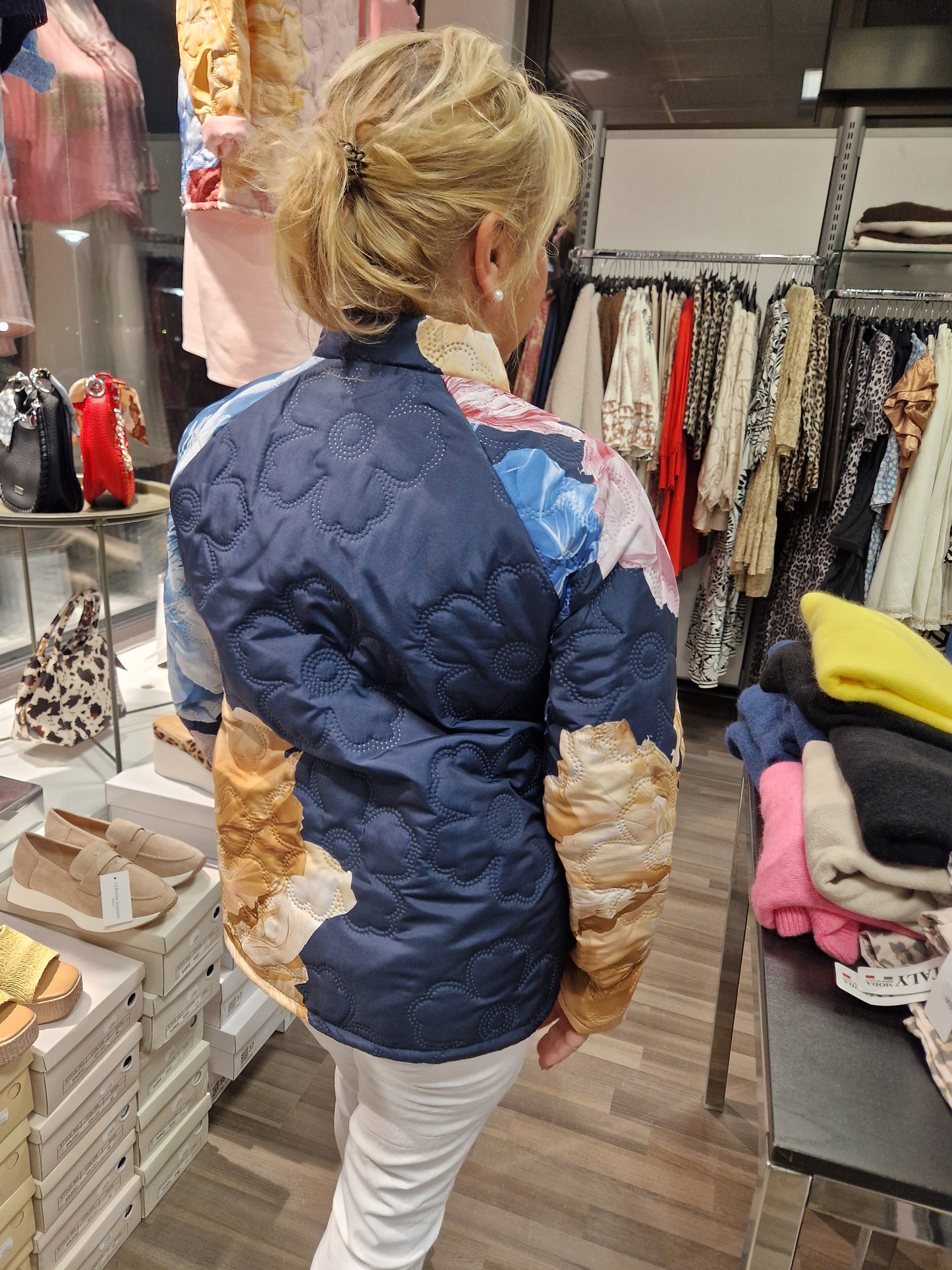 Bomber-mallinen tikkitakki navy pohjaväri