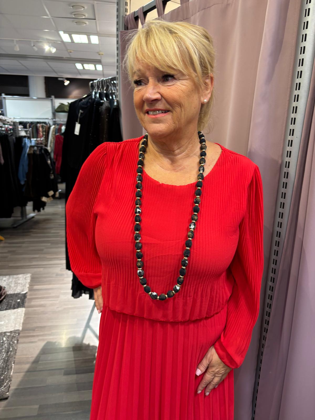 Midimittainen pliseemekko punainen