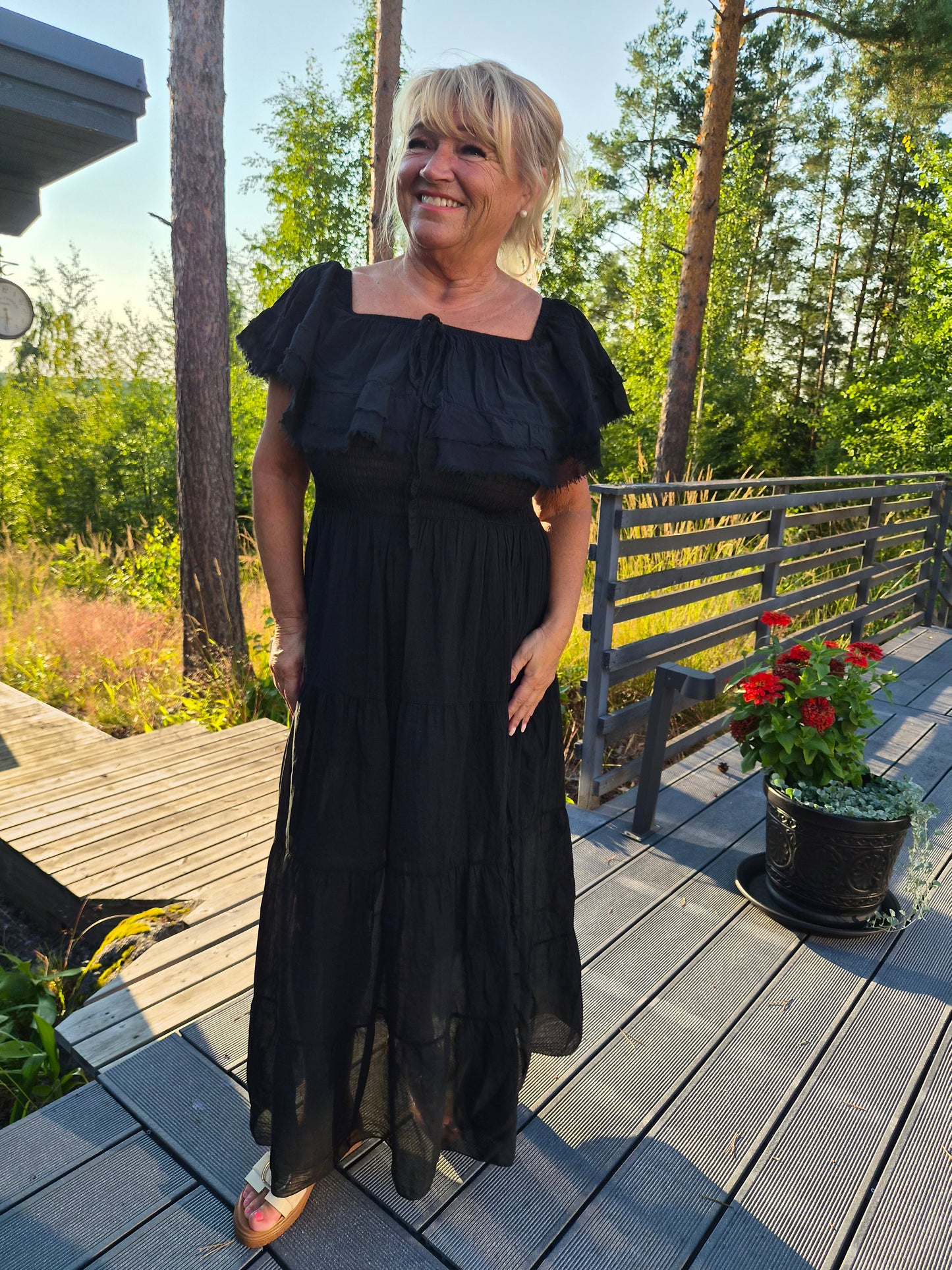 Puuvillamekko röyhelökaulus  musta