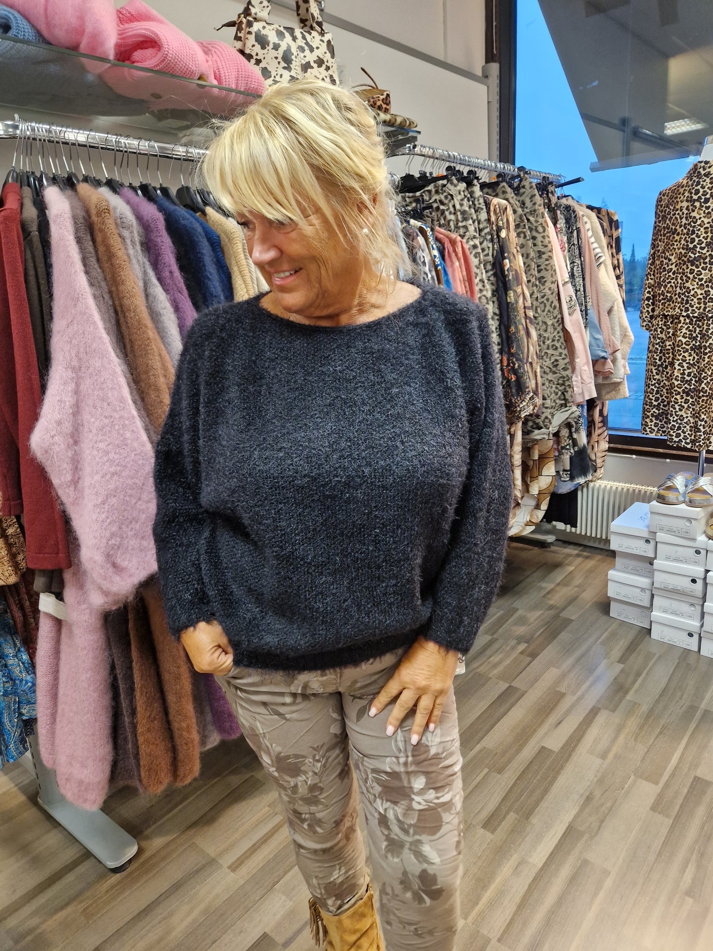 Pörröneule Anouk  musta