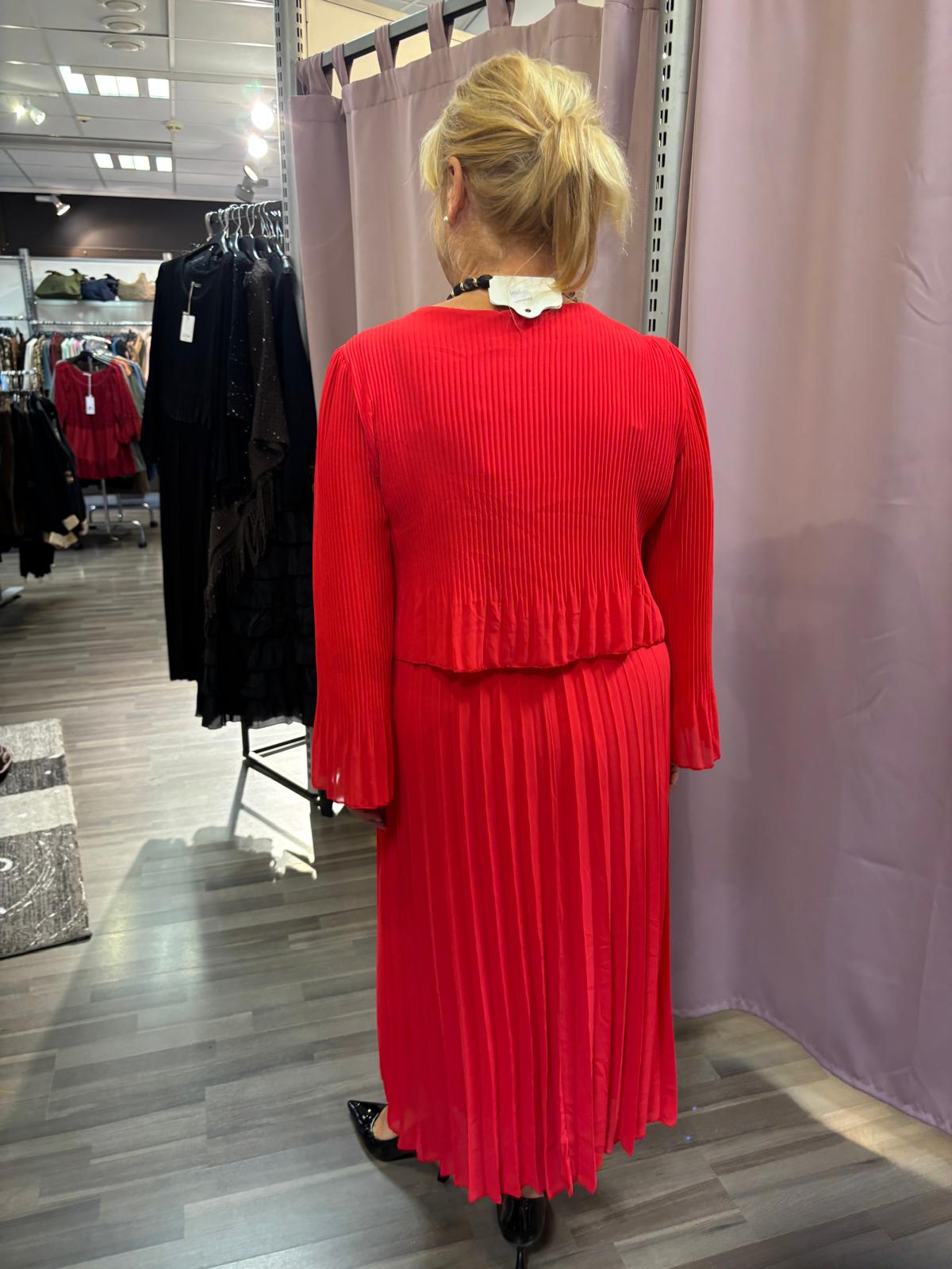 Midimittainen pliseemekko punainen