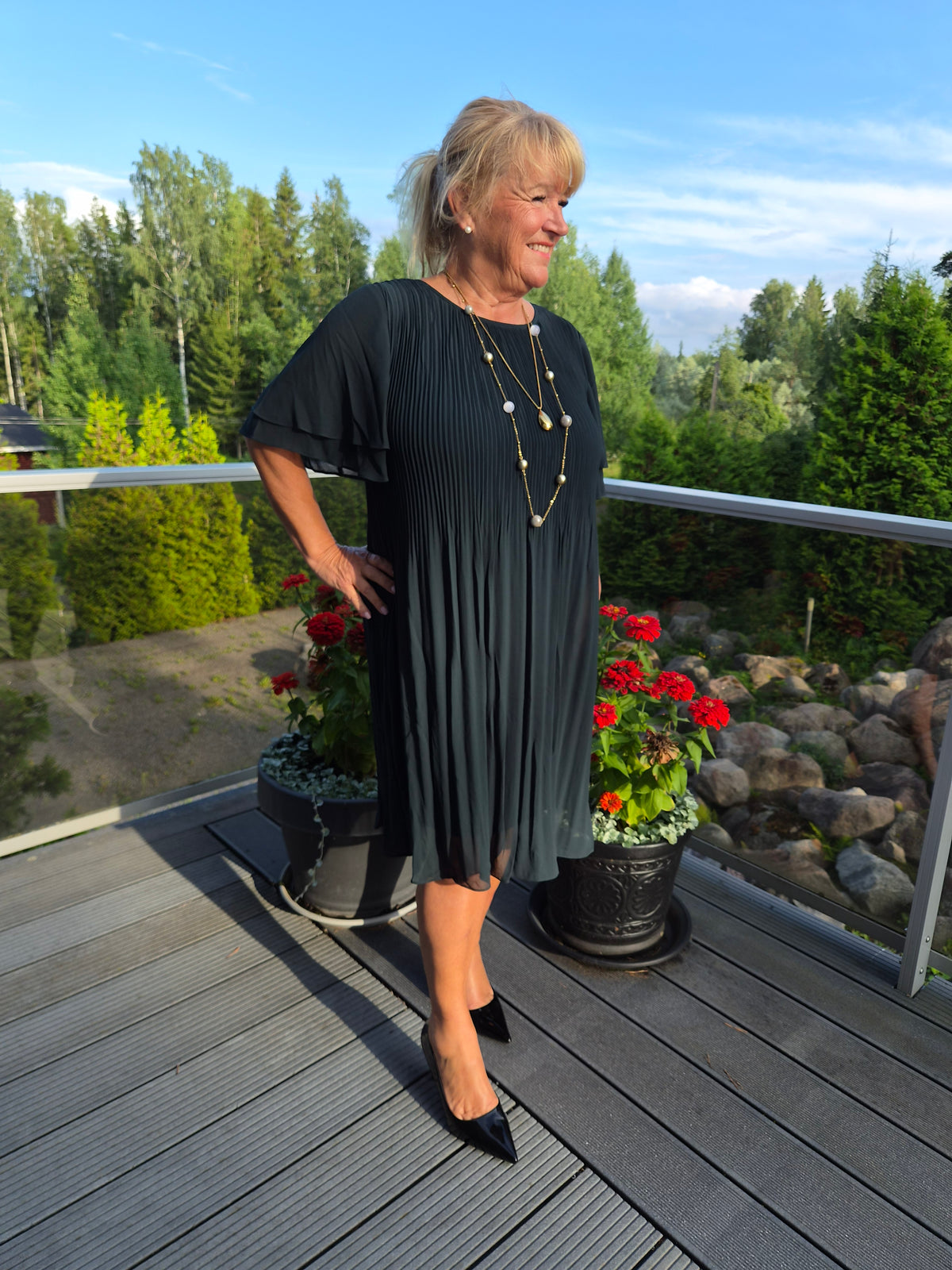 Pliseerattu mekko perhoshihoilla Candra Forest Green