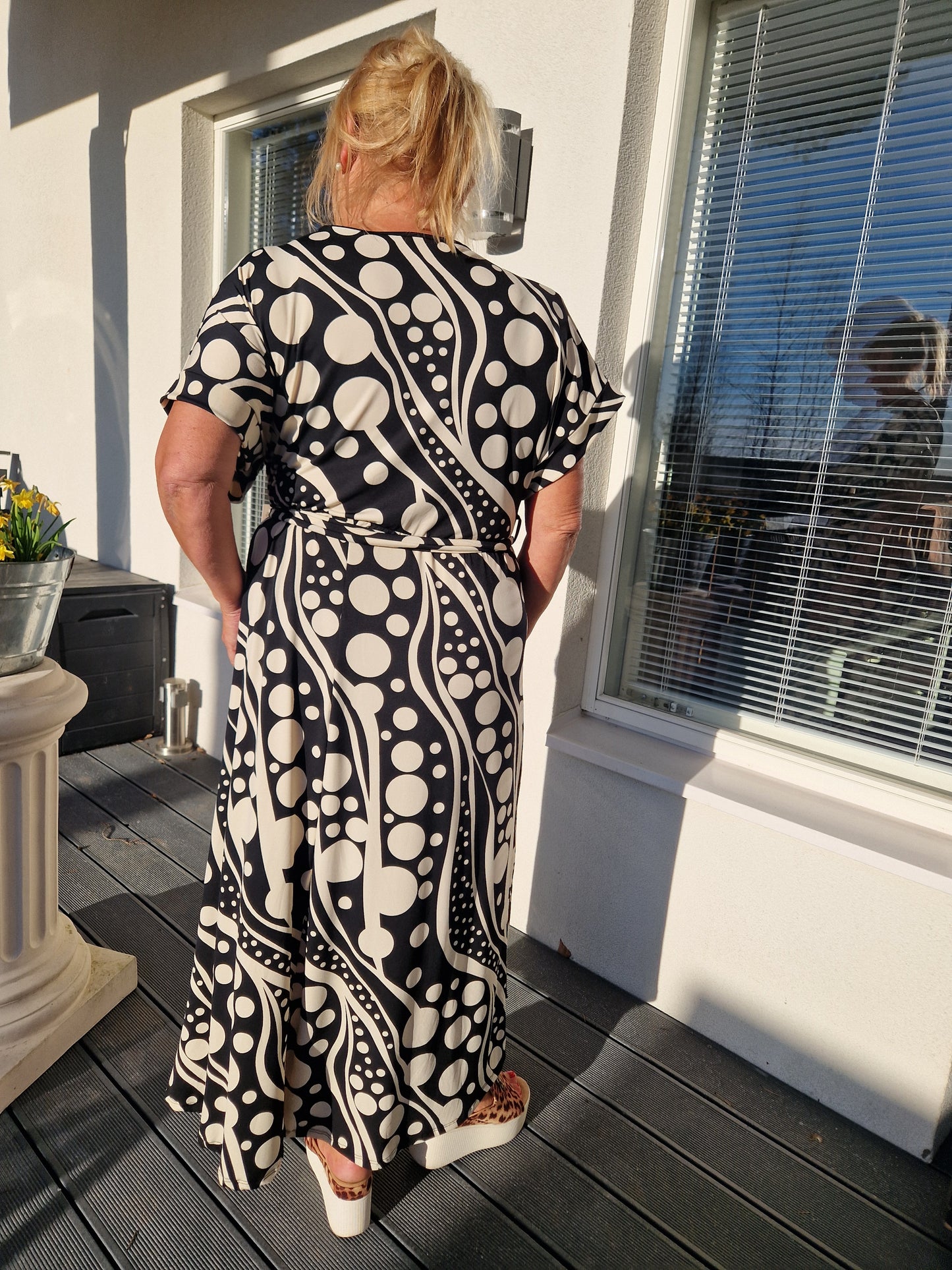 Joustava mekko mustapallo