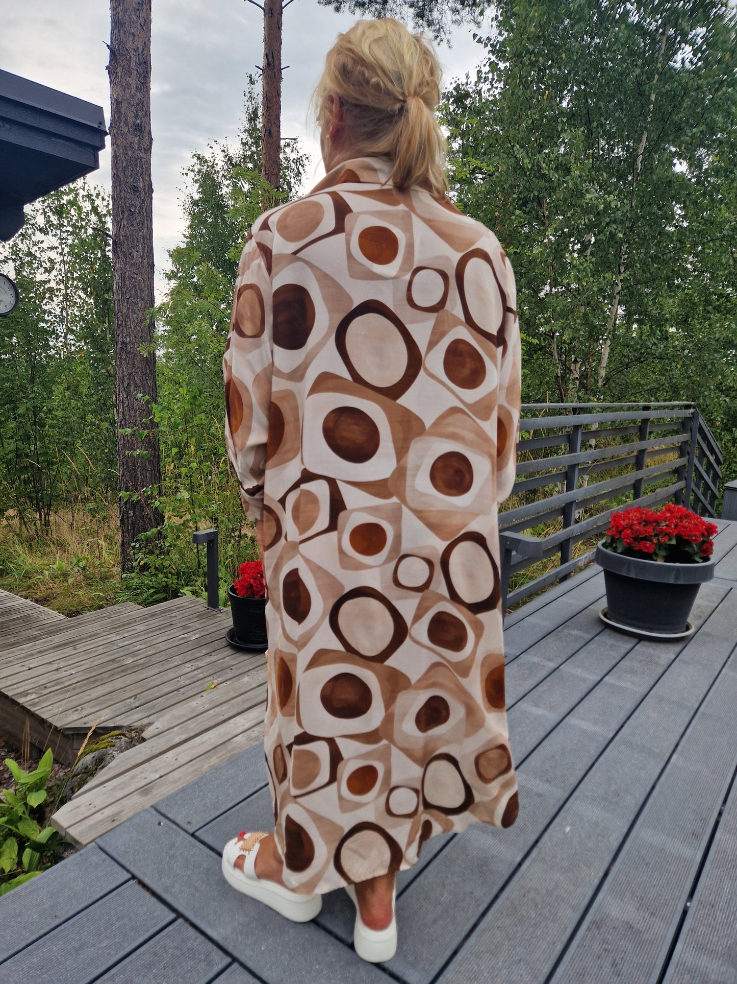 Graafinen kuvio mekko beige