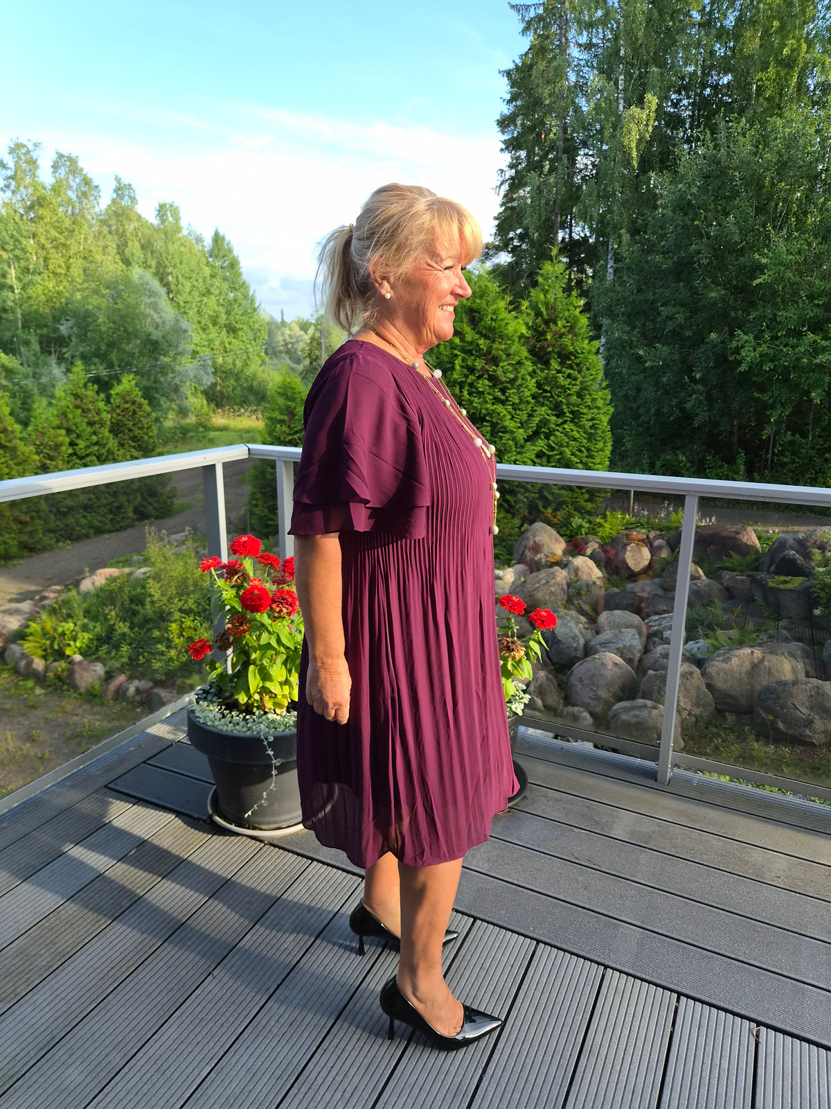Pliseerattu mekko perhoshihoilla Candra Autumn Berry