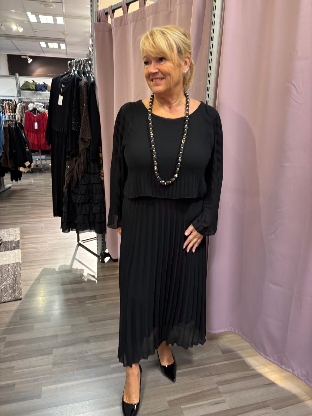 Midimittainen pliseemekko musta