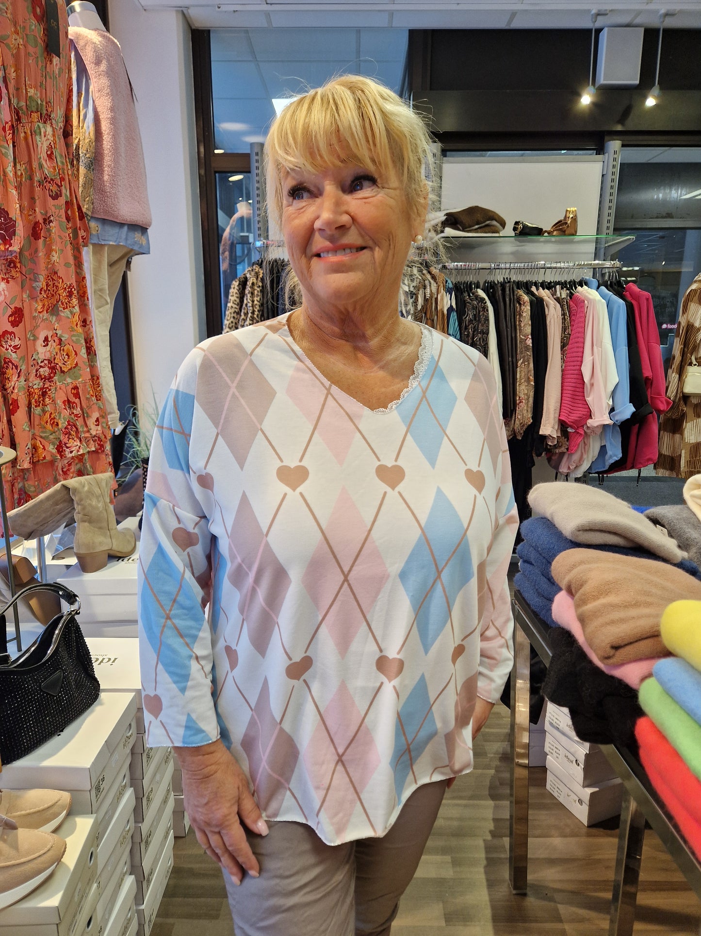 Keväinen ruutupusero siniroosa