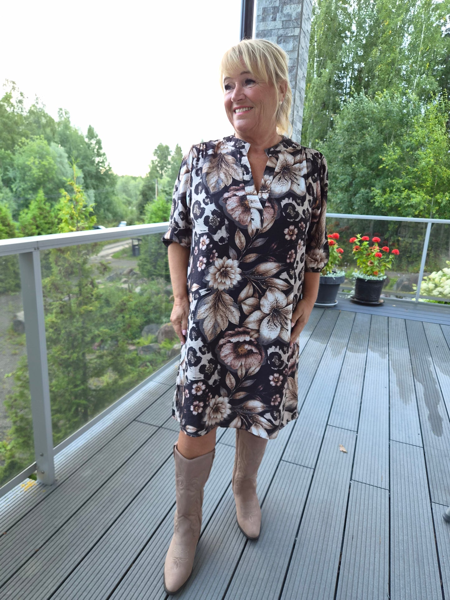 Kuviollinen viskoosimekko nero