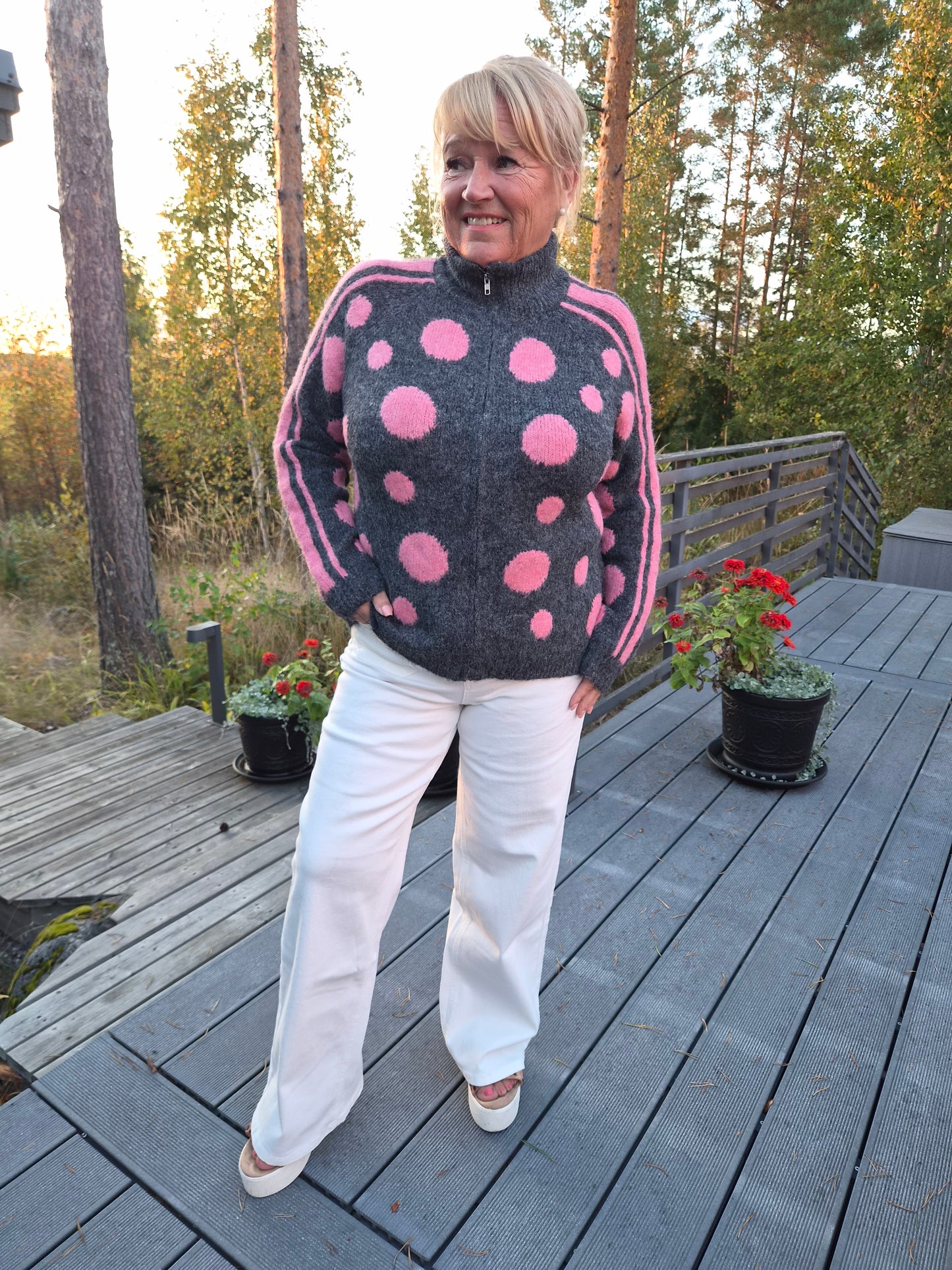 Pallollinen neulejakku  (4 väriä)