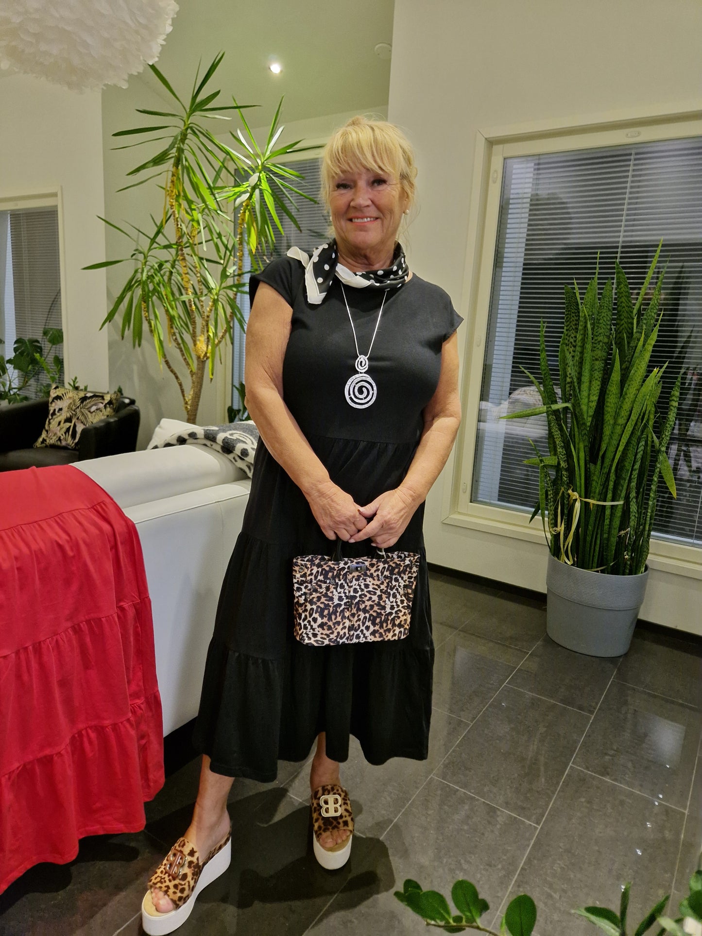 JOY Puuvillamekko  musta