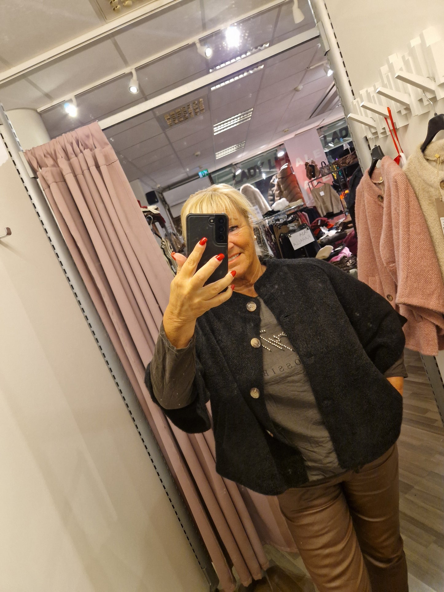 Viittatyylinen jakku musta