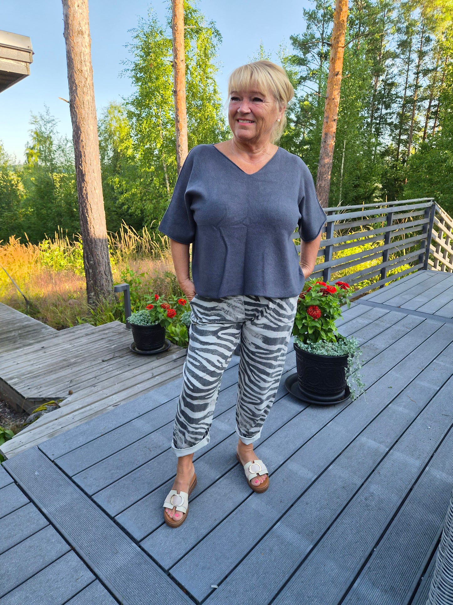 Laatikkoneule tumma harmaa