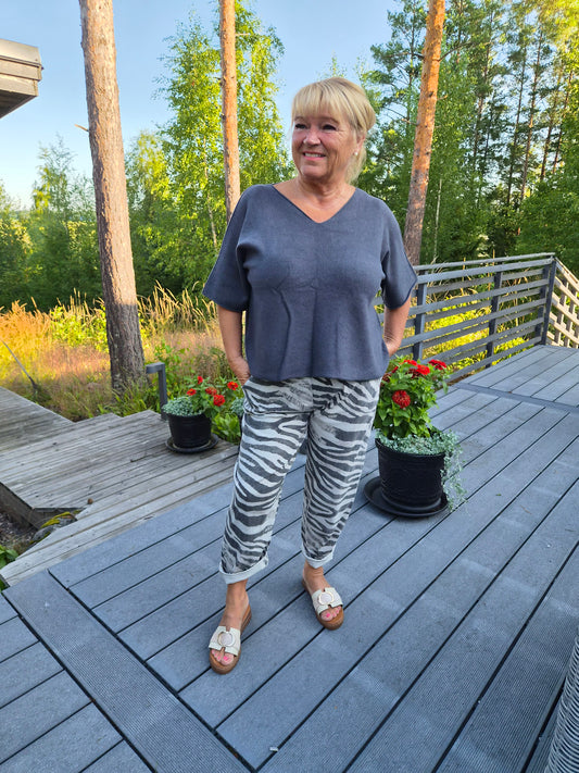 Laatikkoneule tumma harmaa
