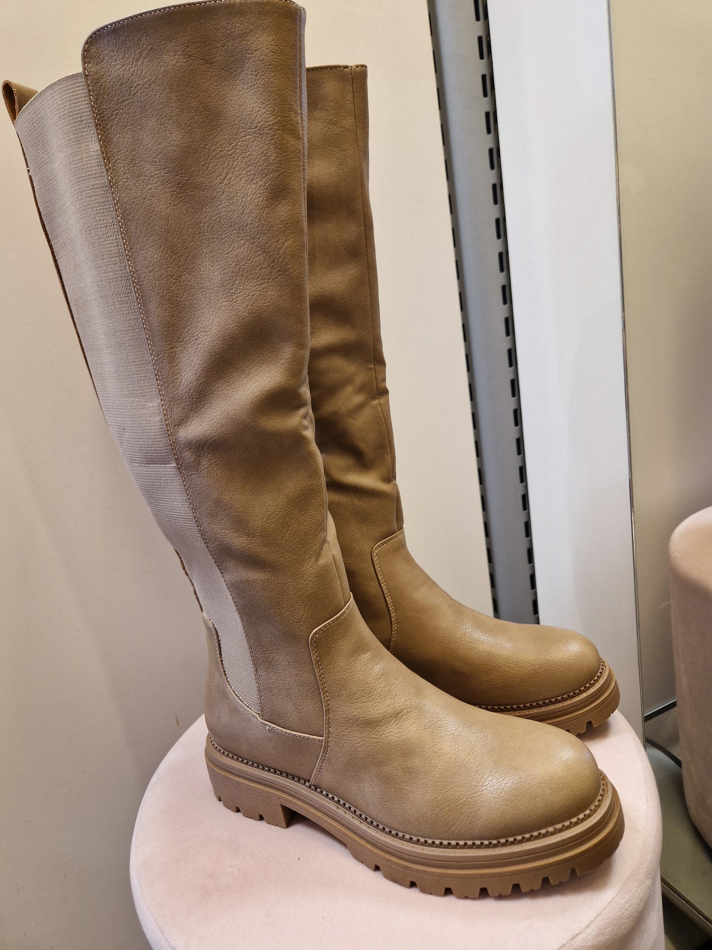 Pitkät saapikkaat  beige