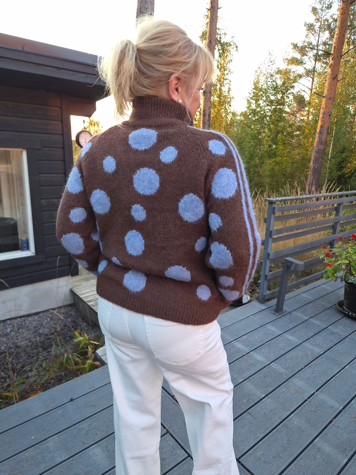 Pallollinen neulejakku  (4 väriä)