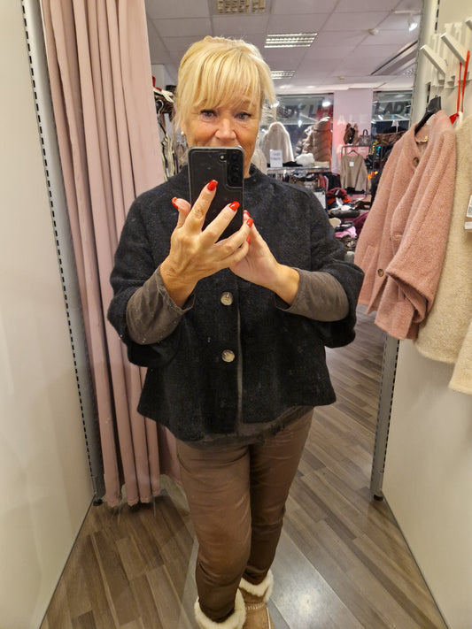 Viittatyylinen jakku musta