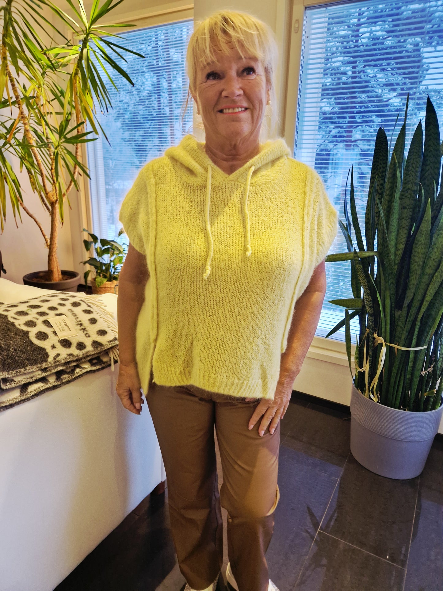 Mohair liivi hupulla  keltainen