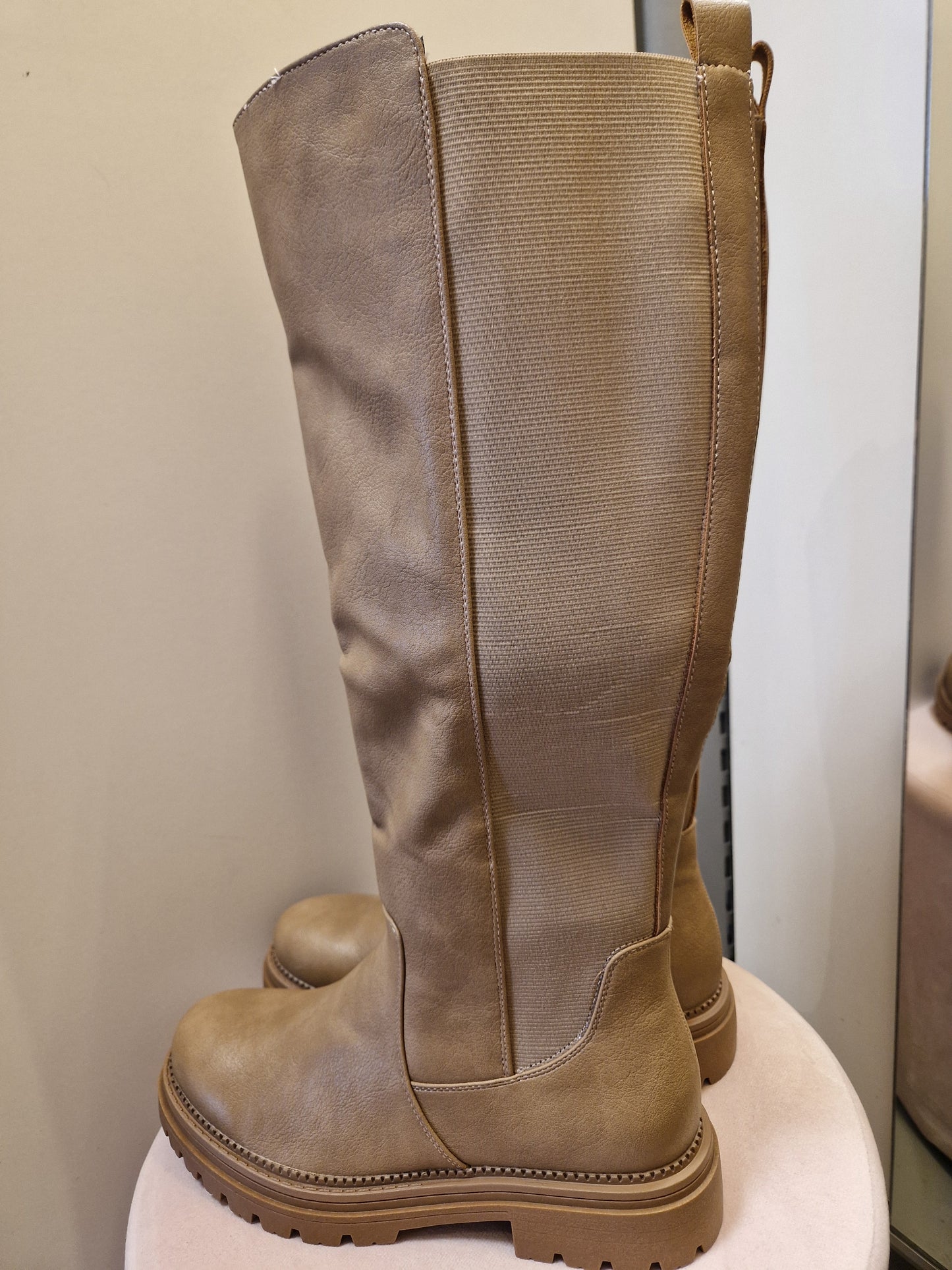 Pitkät saapikkaat  beige