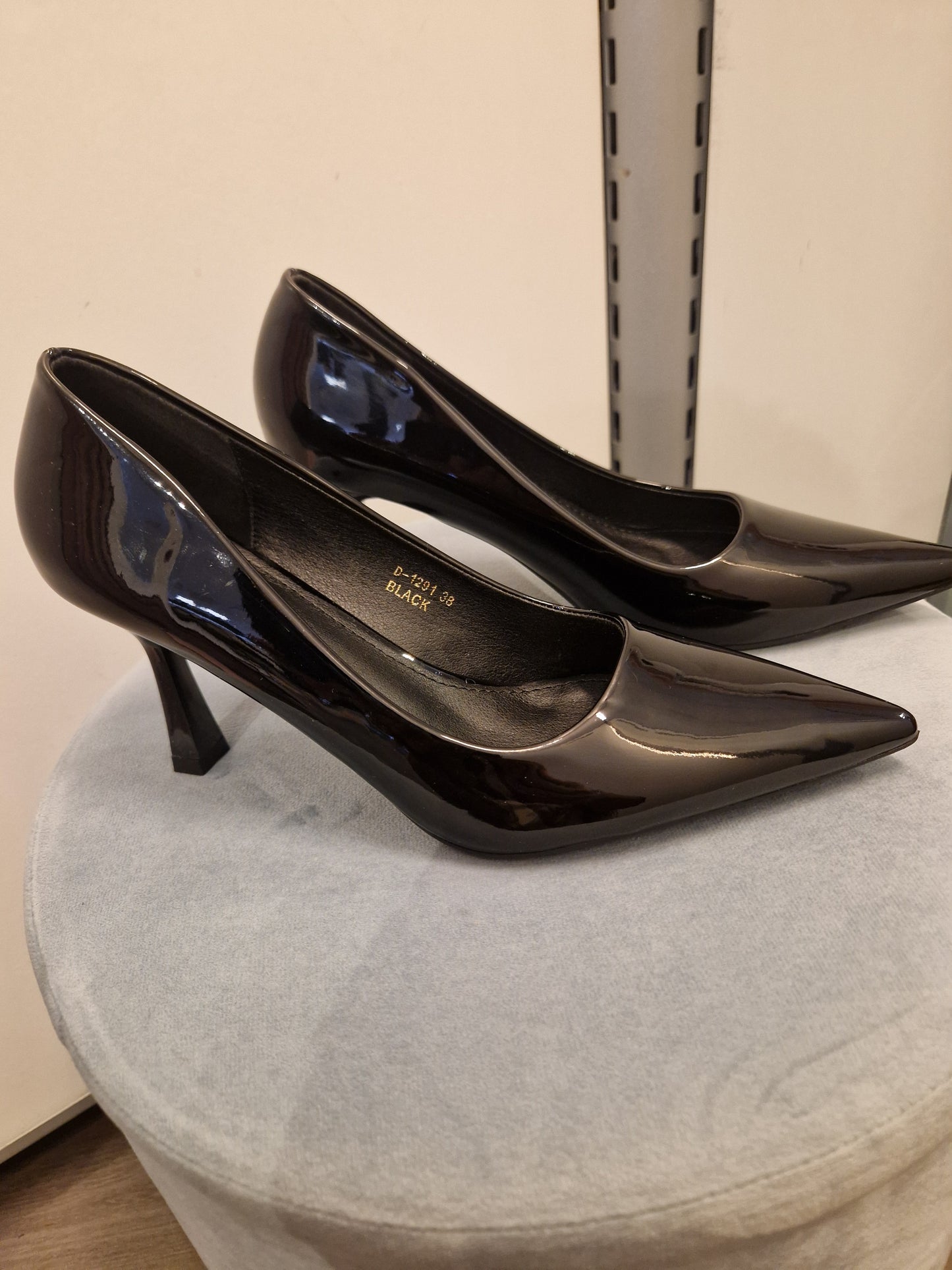 Juhla korkkarit  musta kiiltävä