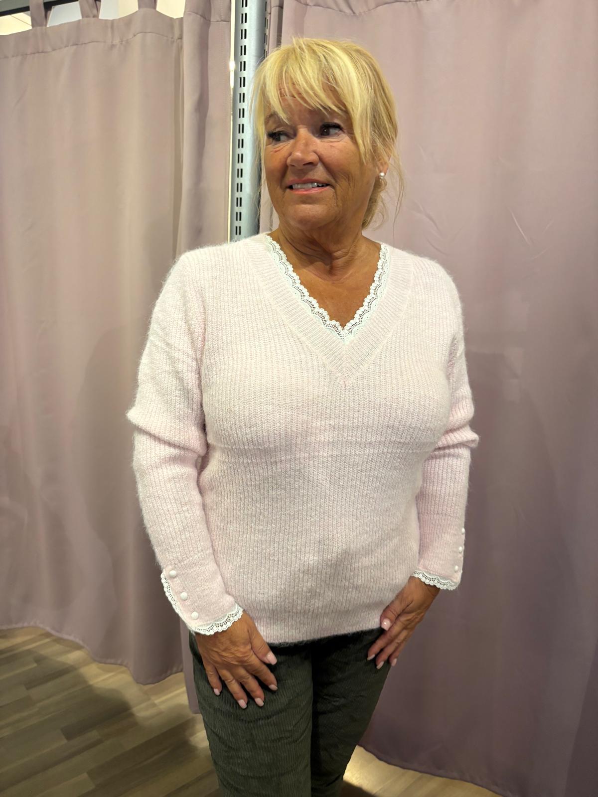 Suloinen neule pitsikoristeilla roosa