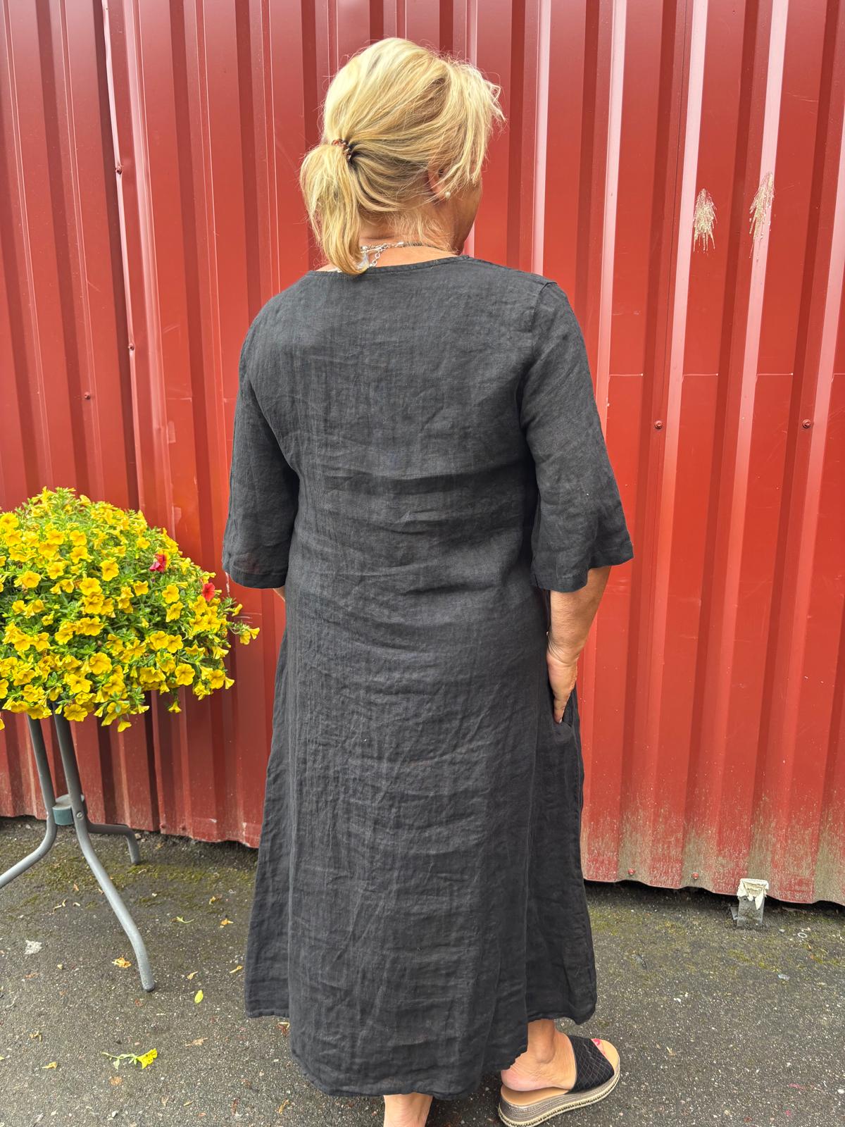 Pellavamekko nappikoriste musta