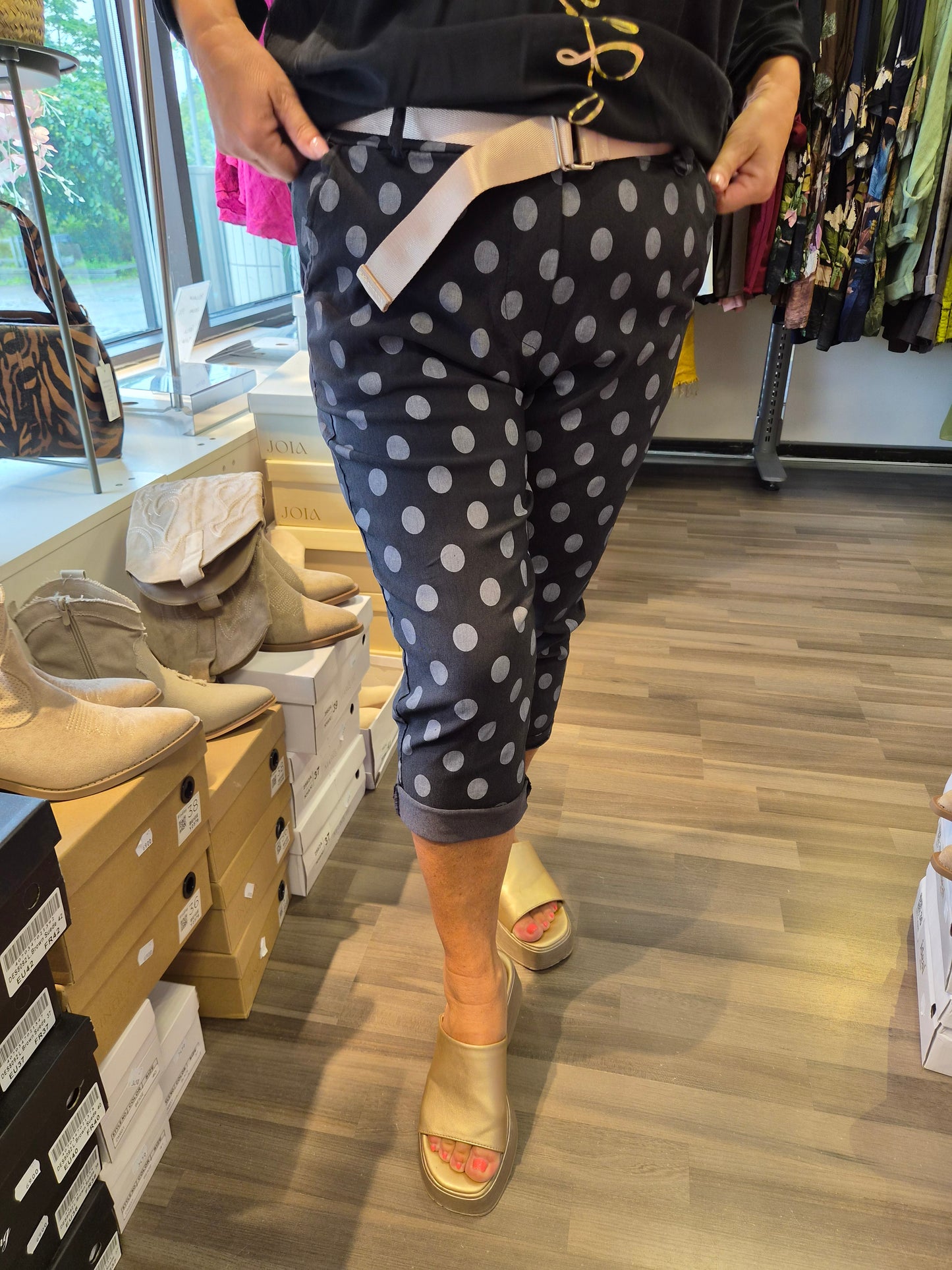 Pallollinen capri musta
